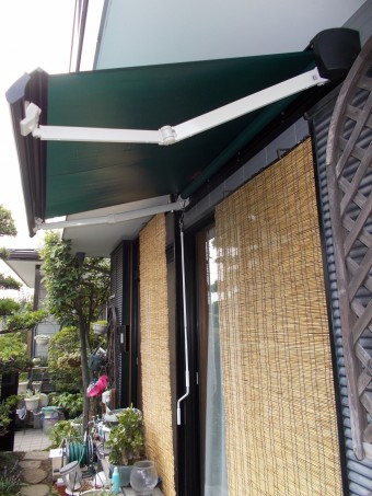 夏の直射日光よけや不意の雨にも雨よけとして役立つオーニングを設置 夏の直射日光よけや不意の雨にも雨よけとして役立つオーニングを設置